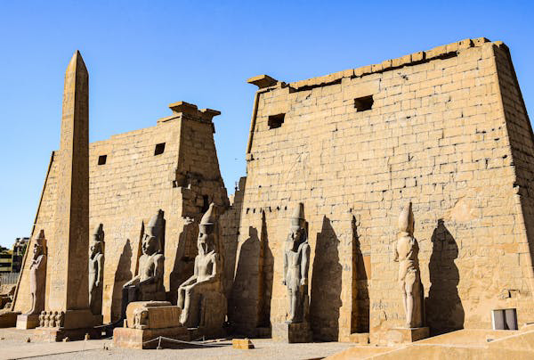 استكشاف المعابد الفرعونية: جولة في تاريخ مصر القديم